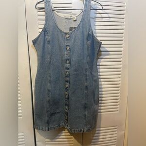 Levi Sleeveless Front-Button Denim Dress - Light Blue
with 2 inside pockets